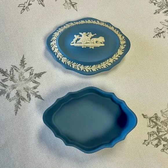 Wedgwood “Jasperware” Trinket Box - Picture 3 of 3